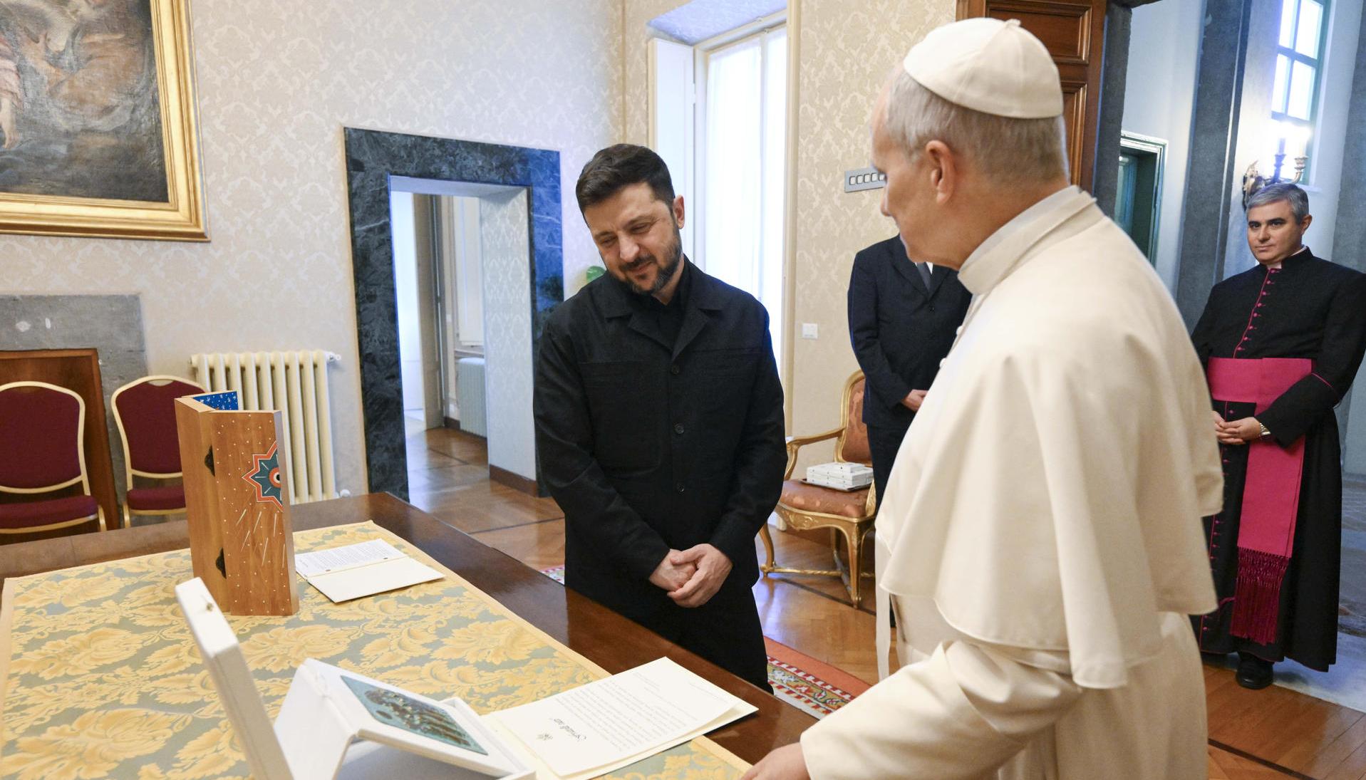 Volodímir Zelenski y León XIV.