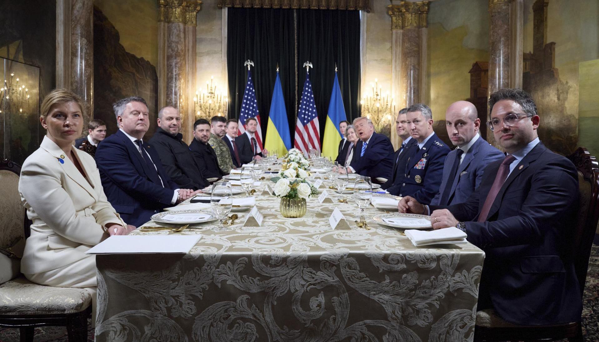 El presidente estadounidense, Donald Trump ,y al presidente ucraniano, Volodímir Zelenski, con los miembros de su delegación en la reunión que mantuvieron en Florida.