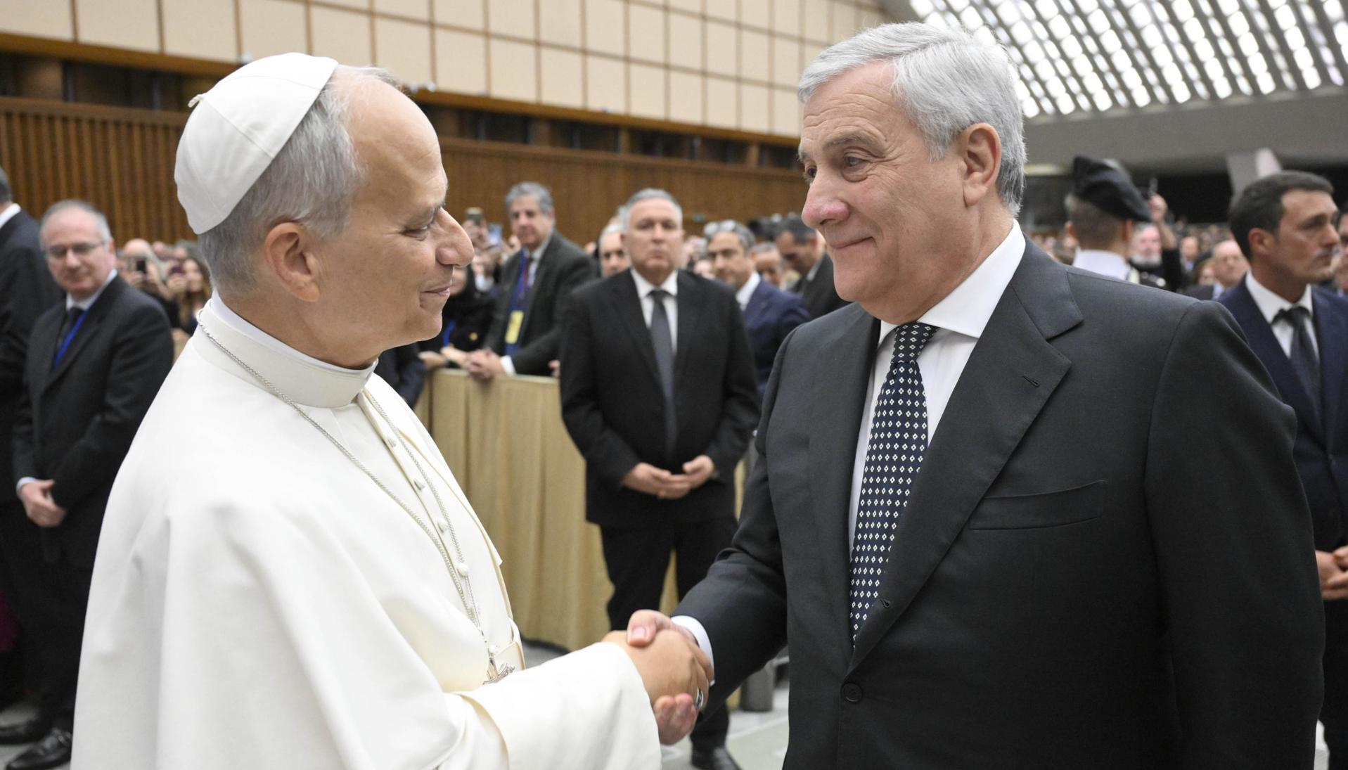 León XIV con el ministro de Exteriores y viceprimer ministro italiano, Antonio Tajani.
