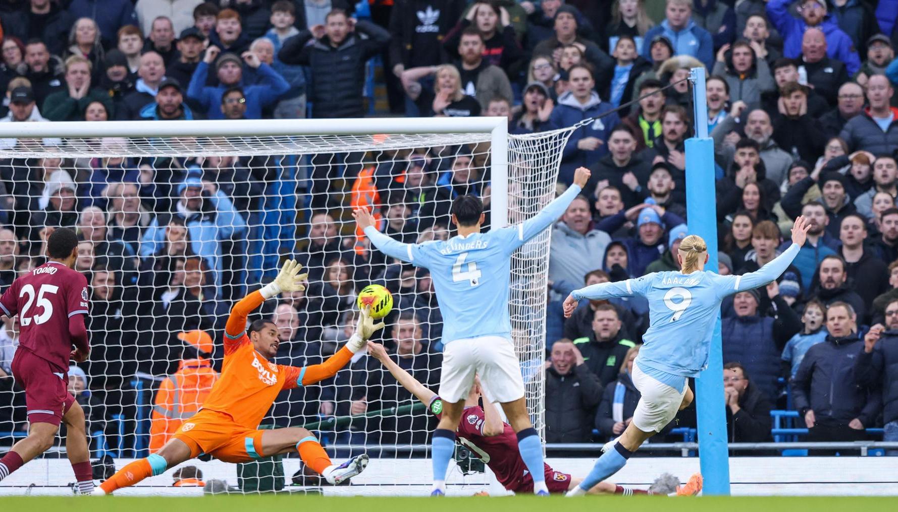 Erling Haaland marcando el primer gol.