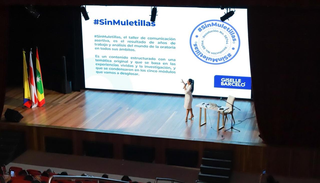 Giselle Barceló, docente quien lideró el encuentro. 