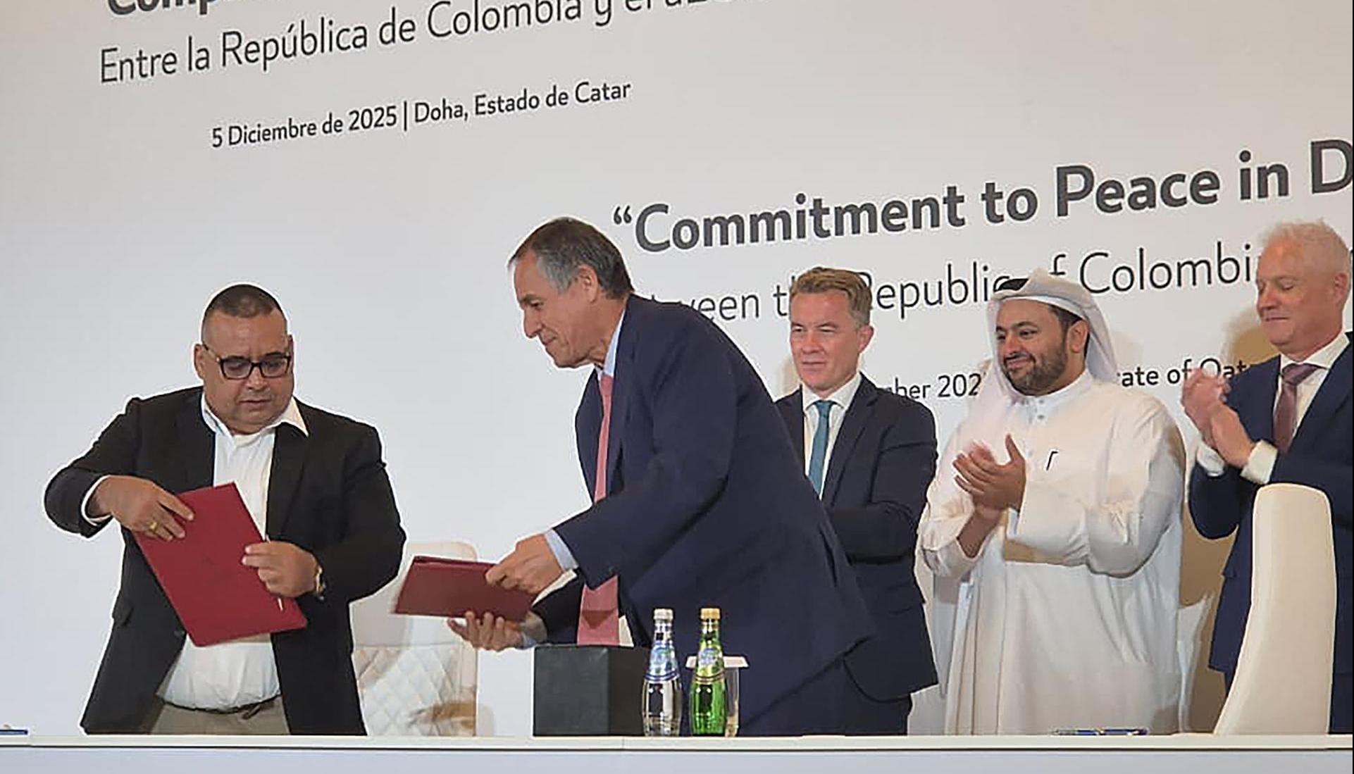 El jefe político del 'Clan del Golfo', Luis Armando Pérez Castañeda, y al jefe negociador del Gobierno en los diálogos de paz con esta banda criminal, Álvaro Jiménez.