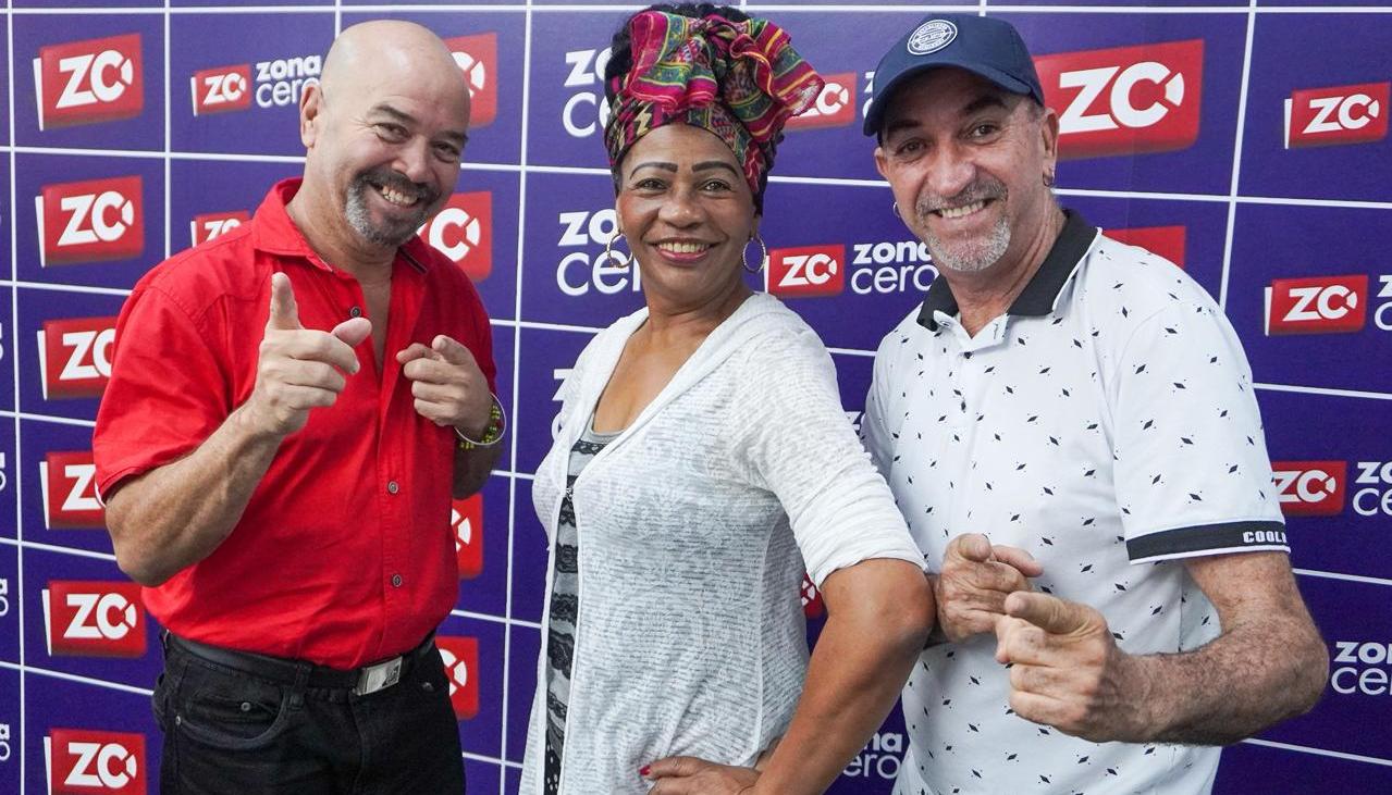 Pablo Paret, director y pianista de la orquesta junto a los cantantes Lázaro Elías y Conchatur Borrero.