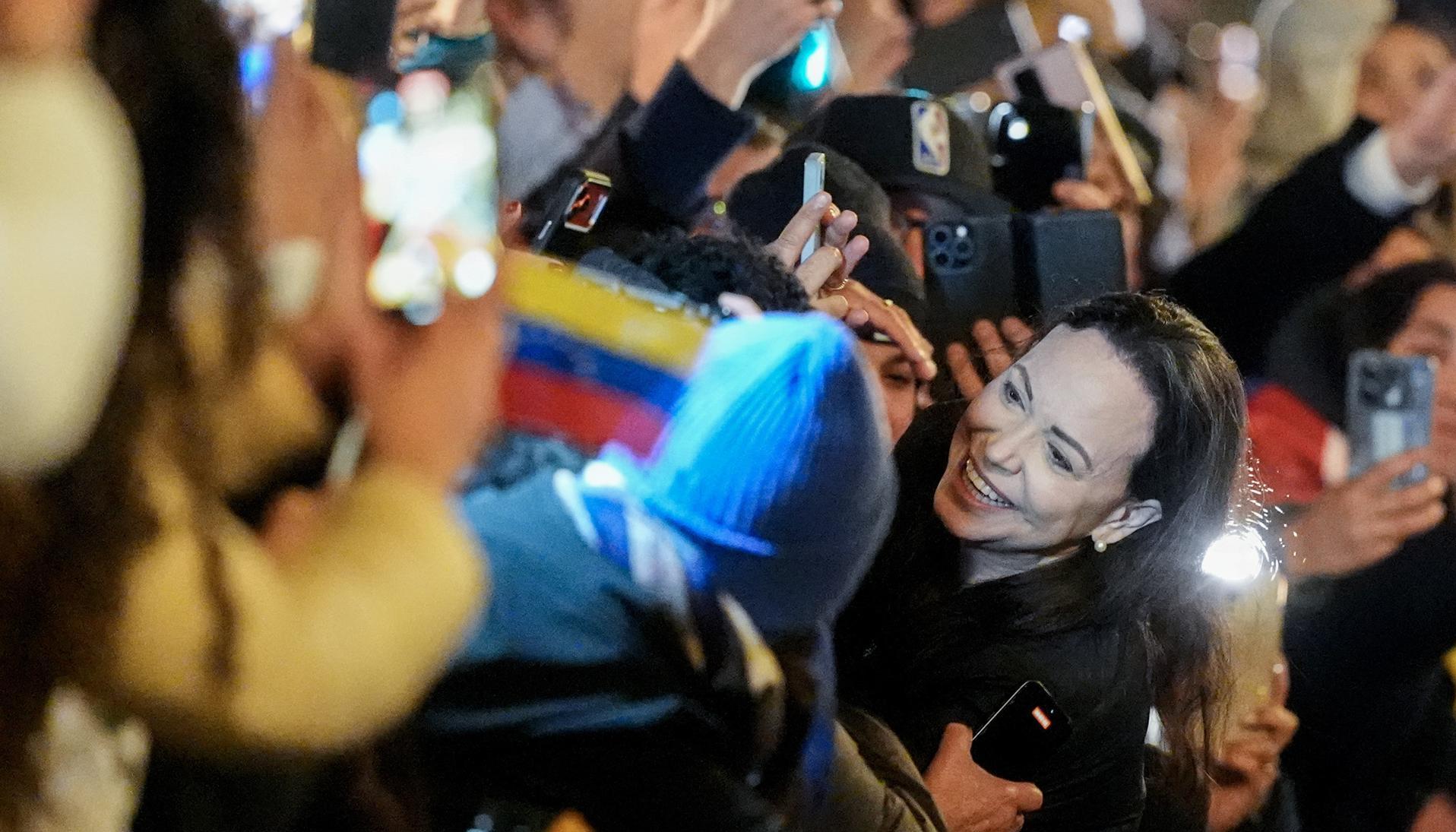 María Corina Machado abrazando a los venezolanos en Oslo, Noruega. 