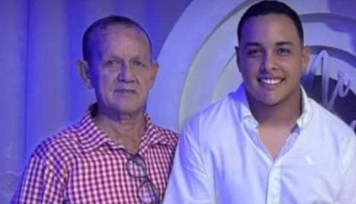 Carlos Salas junto su abuelo, quien llevaba su mismo nombre, en la fiesta de su graduación. 