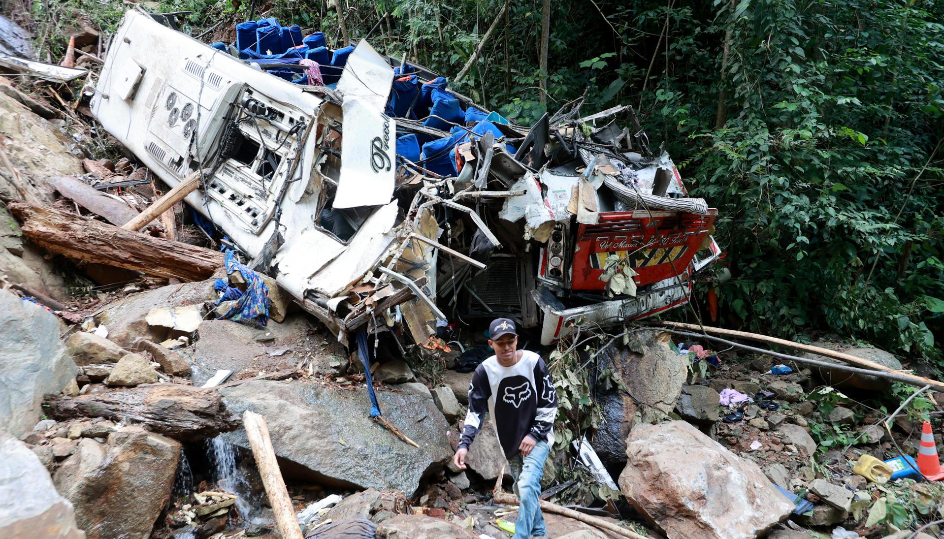 Así quedó el bus tras el fatal accidente. 