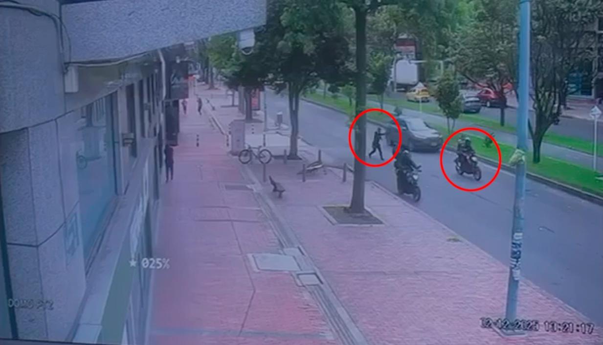 Momento en que el policía se enfrenta a tiros con los bandidos. 