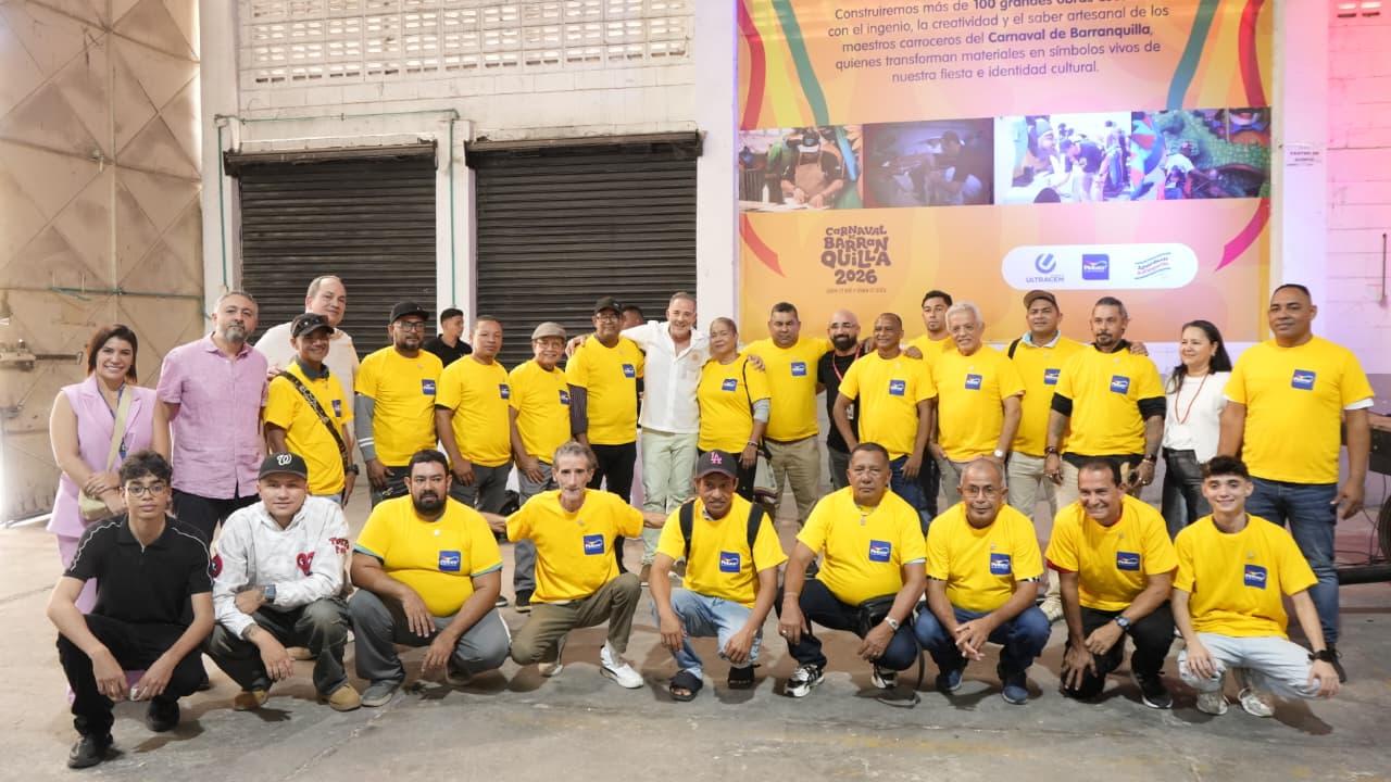 Artesanos y ayudantes que construyen las carrozas.