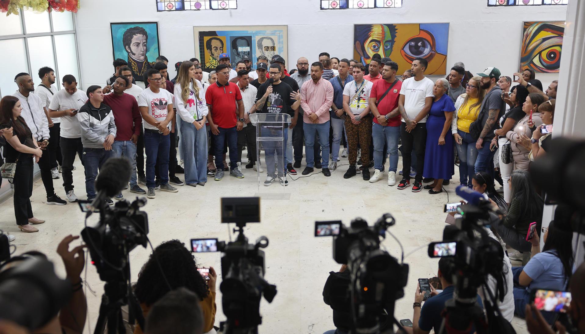 Arturo Suárez (c), ciudadano venezolano que estuvo detenido en el Centro de Confinamiento del Terrorismo (CECOT) en El Salvador