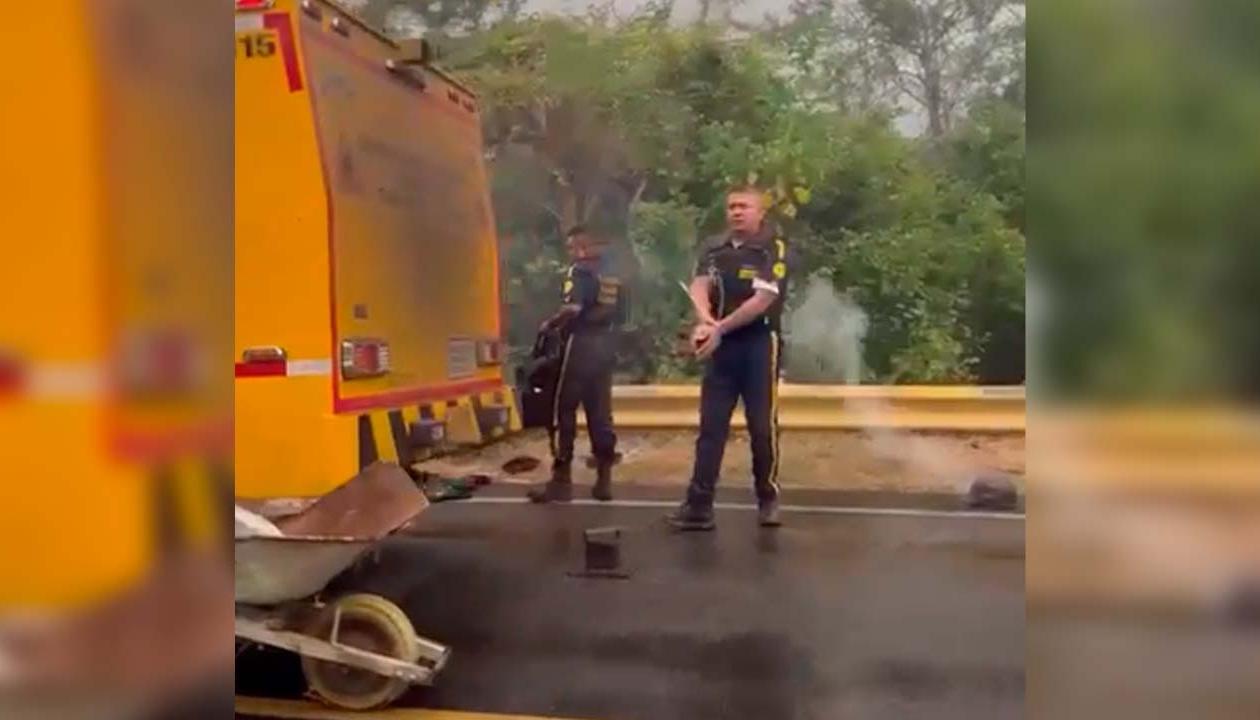 Los guardias del camión de valores con las manos amarradas con zunchos. 