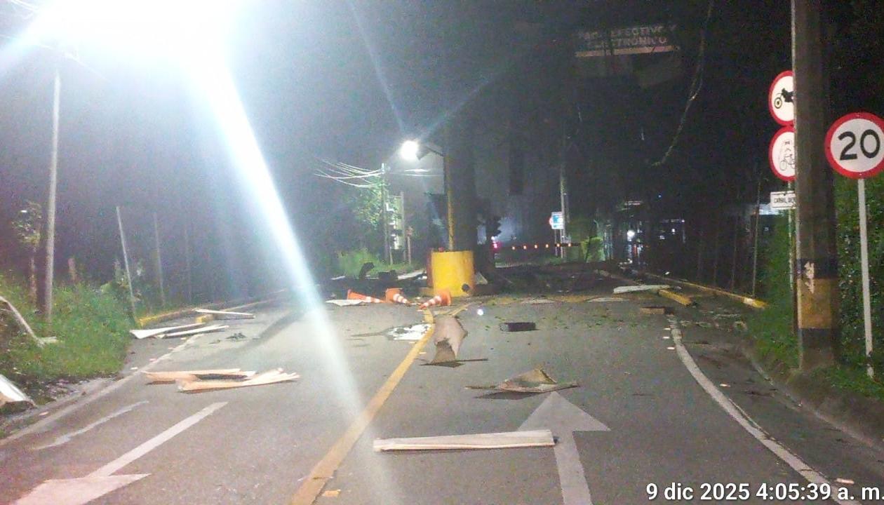 Así quedó el peaje tras el atentado. 