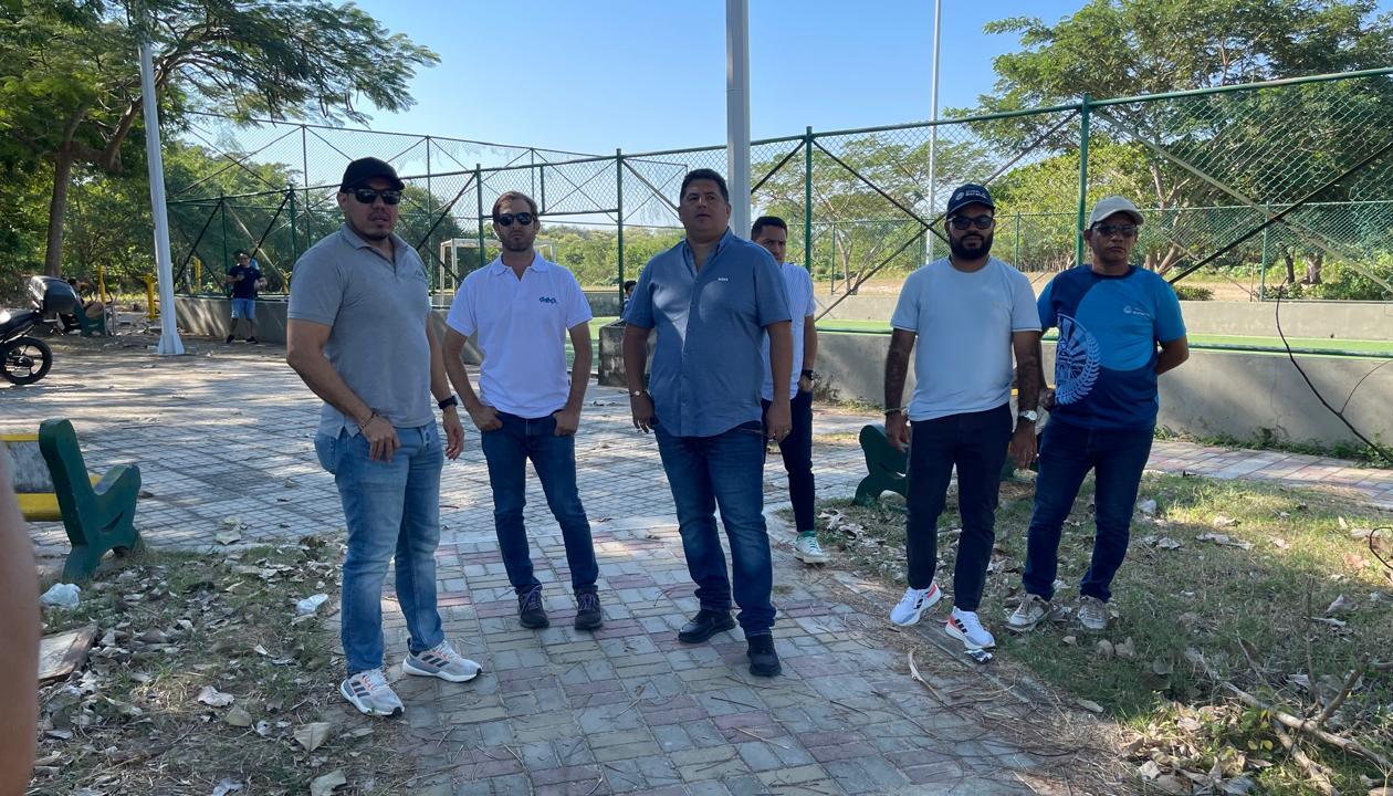 Alcalde Edinson Palma junto a funcionarios de la Fundación Triple A.