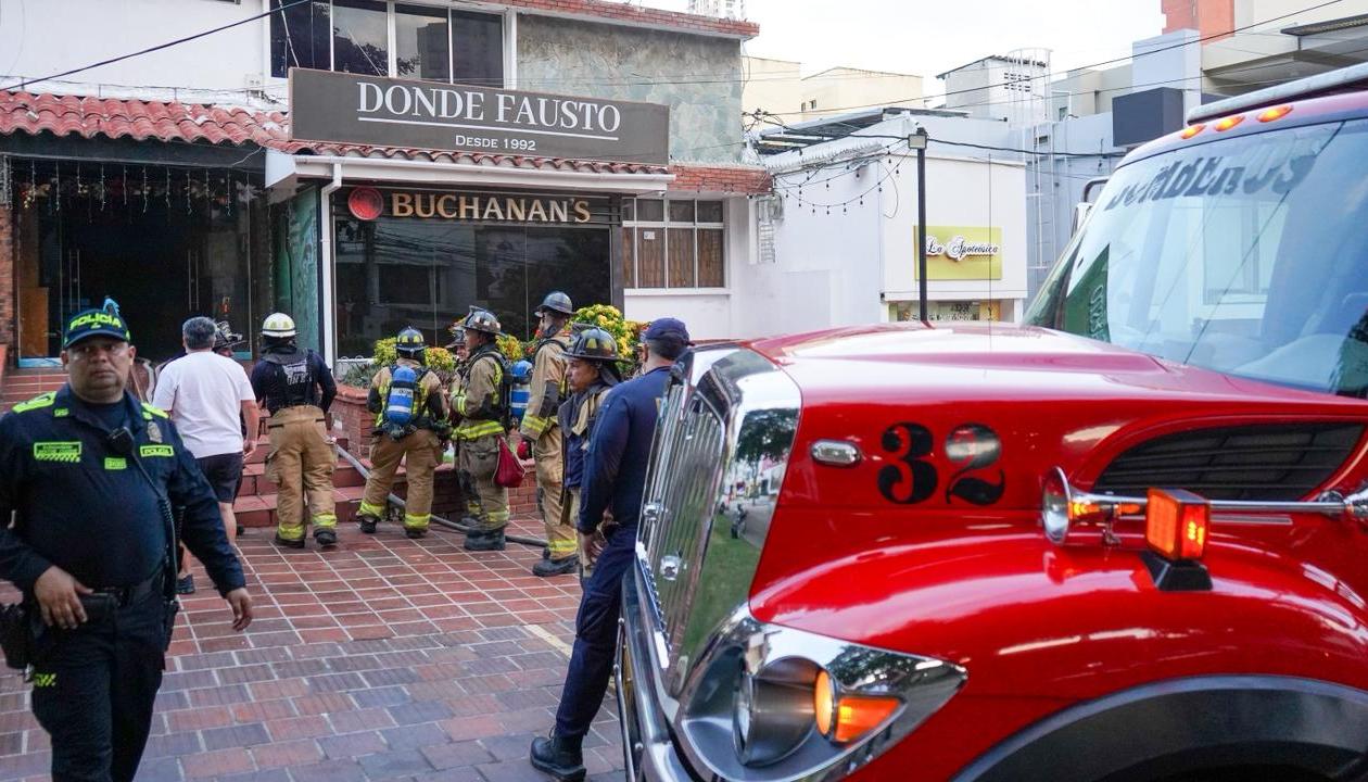 Los bomberos atendiendo la emergencia en la licorería. 