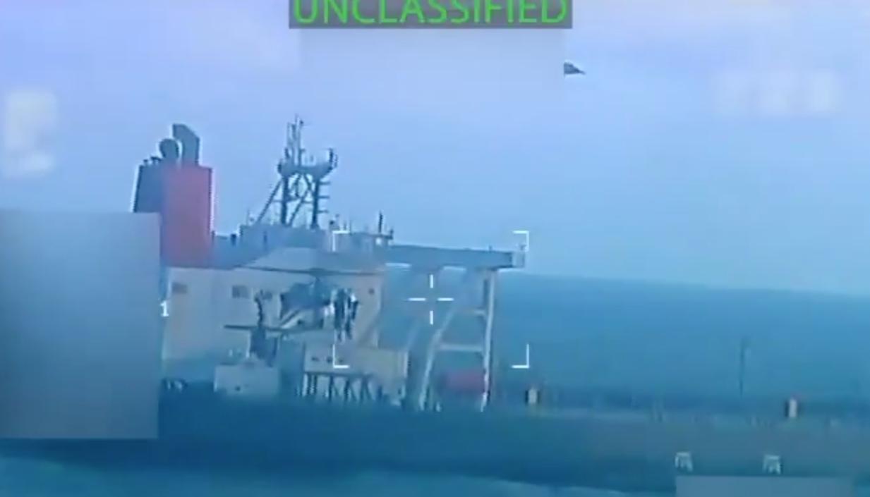 Momento en que la Marina de EE.UU. intercepta el buque petrolero. 