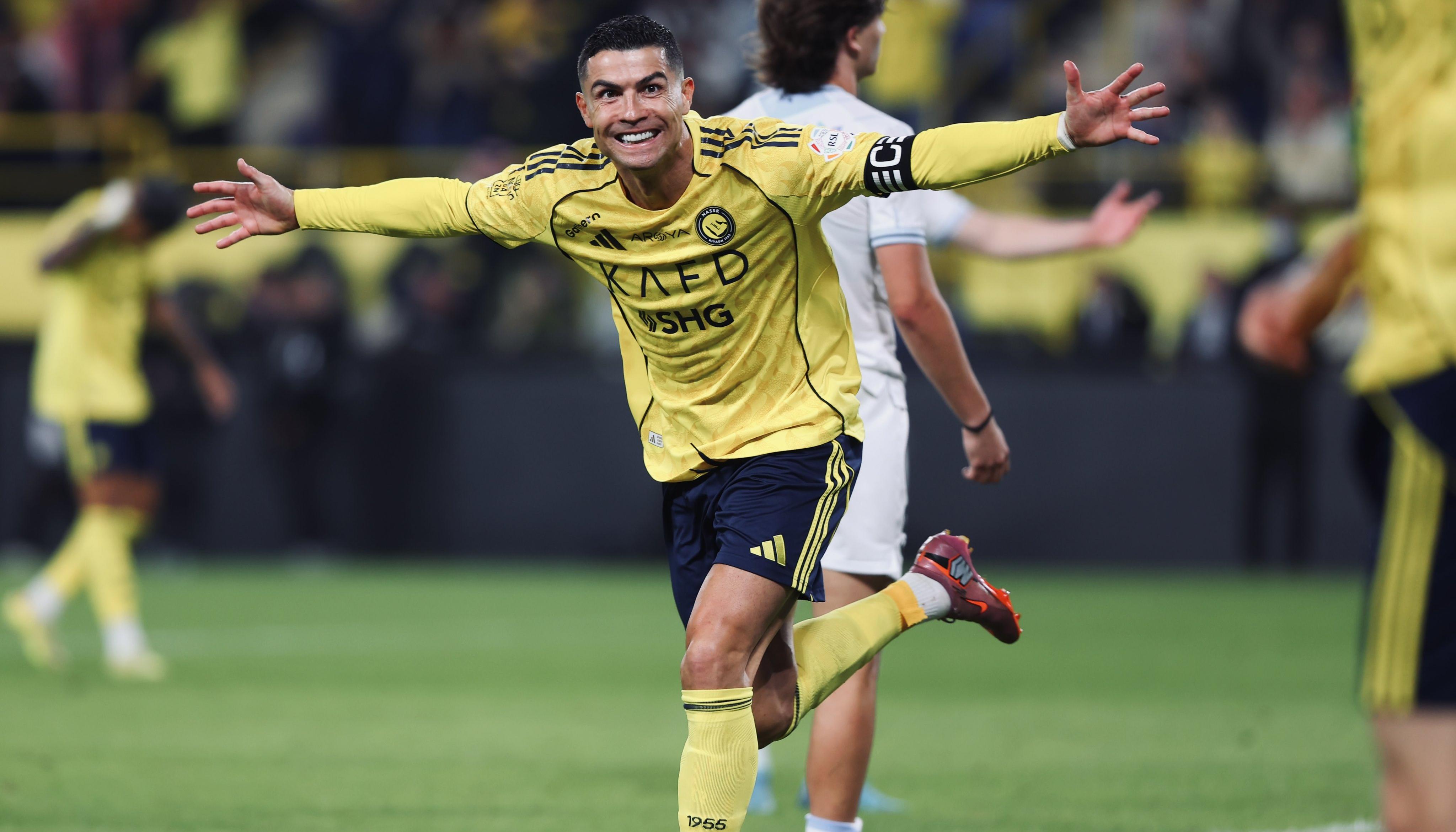 Cristiano Ronaldo celebra uno de sus goles al Al Okhdood.