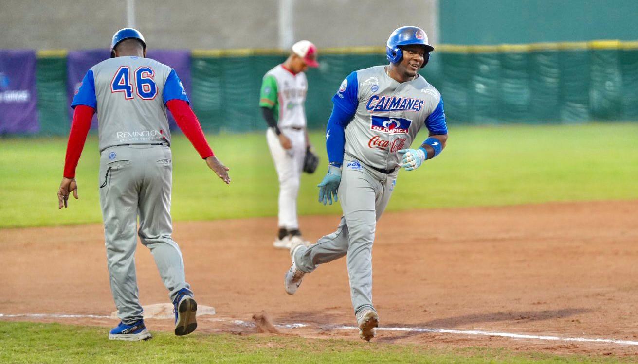 Leandro Emiliani tras batear su jonrón.