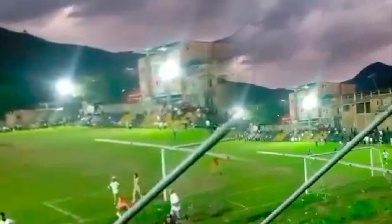 Imágenes del pánico en la cancha.