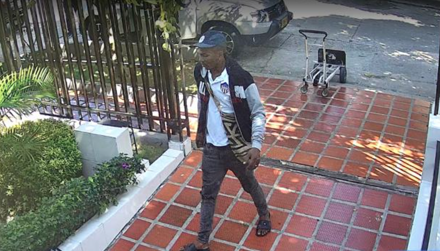 Este es el hombre señalado de robar los equipos de amplificación y sonido. 