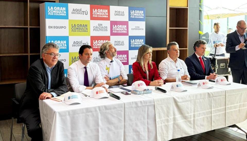 Mauricio Cárdenas, David Luna, Juan Daniel Oviedo, Vicky Dávila, Aníbal Gaviria y Juan Manuel Galán.