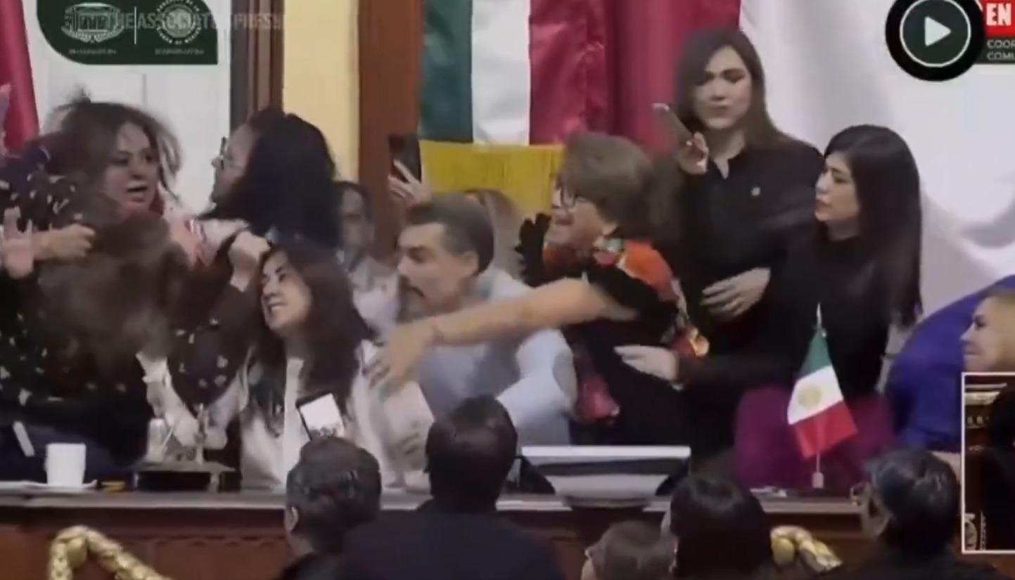 Momento en que se originó la pelea entre las legisladoras. 
