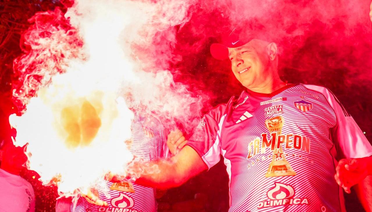 Christian Daes celebrando la estrella 11 de Junior en la Ventana de Campeones. 