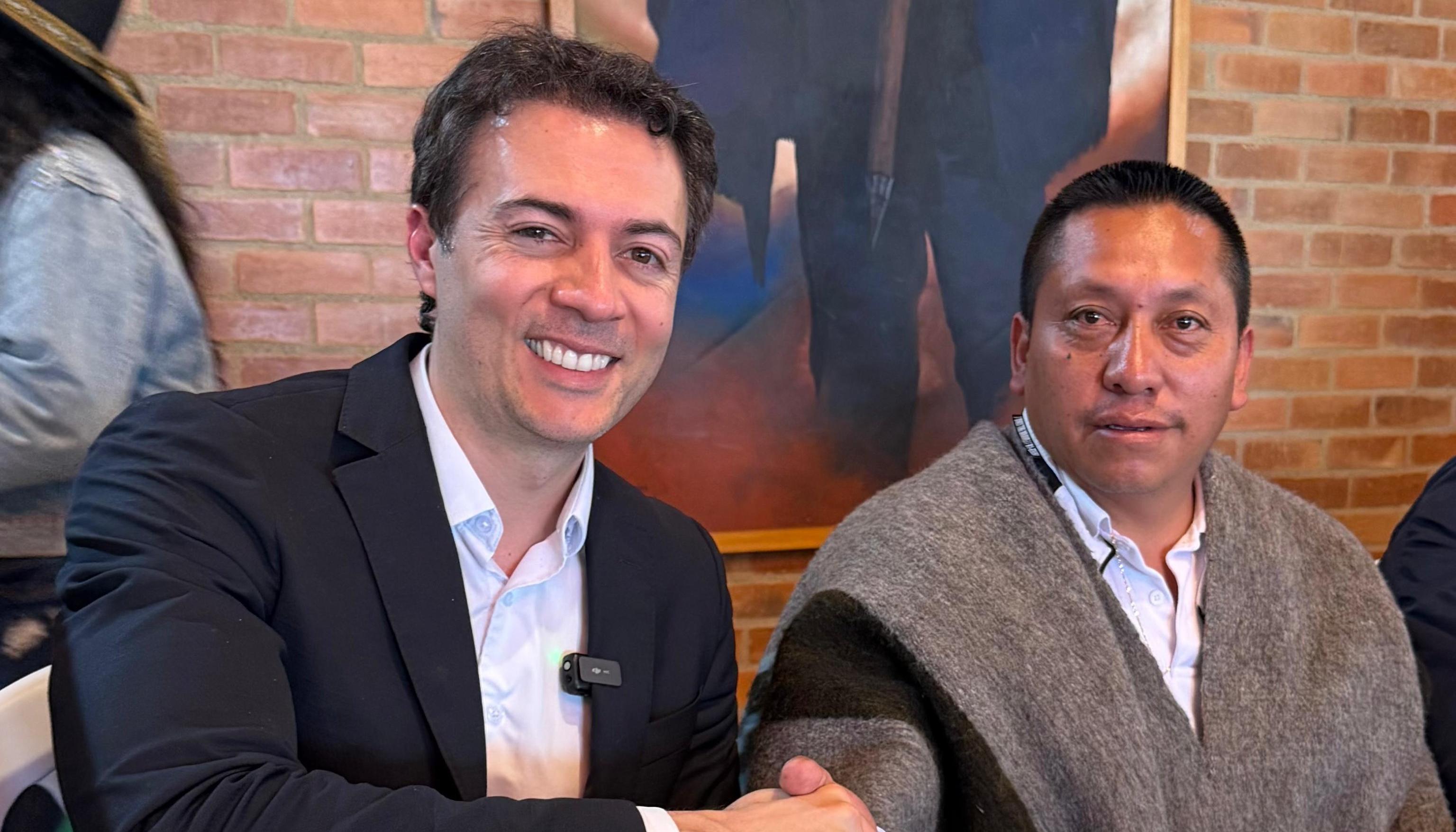 Daniel Quintero recibiendo el aval.