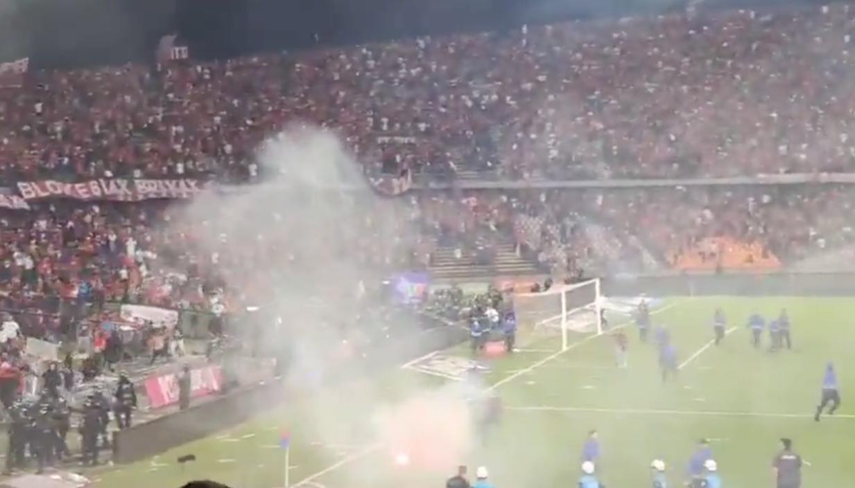 Disturbios en el estadio esta noche. 