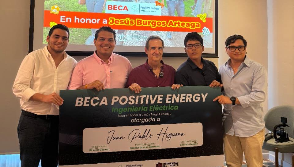 El joven Juan Pablo Higuera junto a los directivos de Positive Energy.