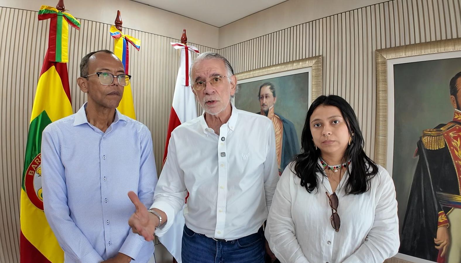 El rector Rafael Castillo, el gobernador Eduardo Verano y Melissa Obregón, representante de la Presidencia en el Consejo Superior de la Uniatlántico.