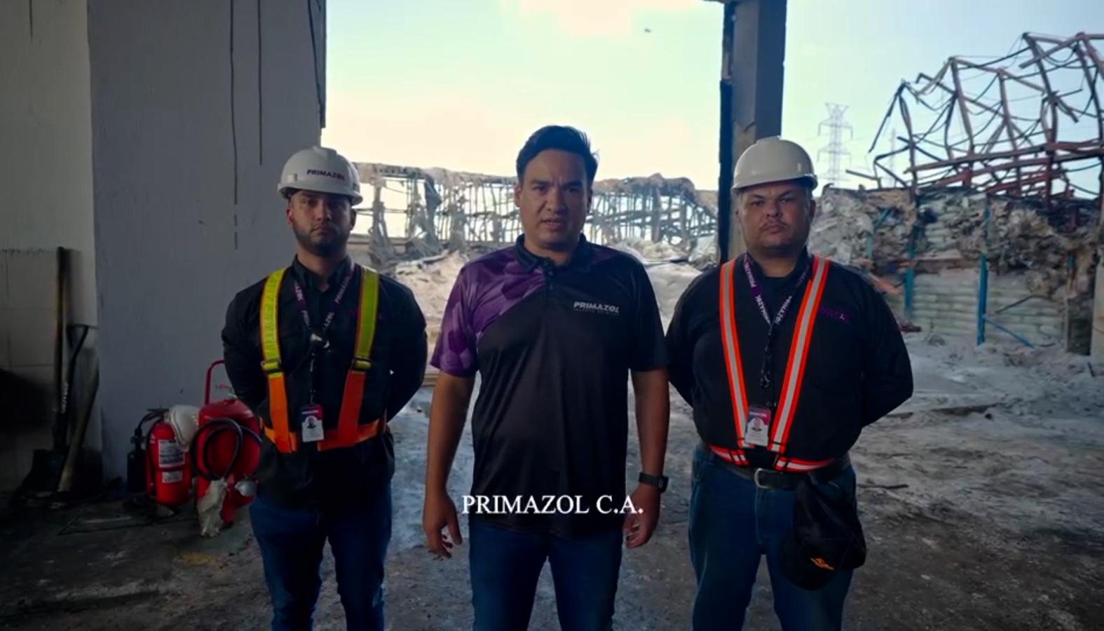 Presidente de la compañía junto con varios trabajadores. 