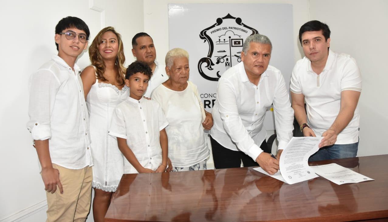 Fabián Enrique Monsalvo tomando posesión ante el presidente del Concejo, Andrés Ortíz