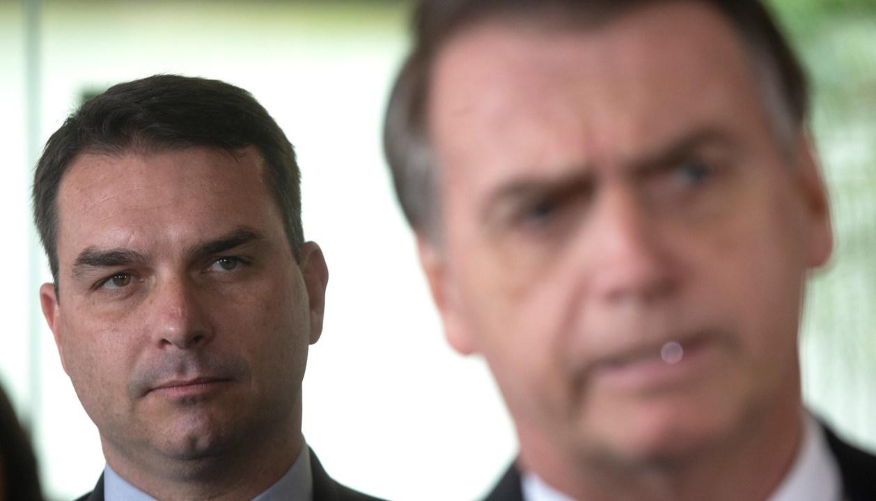 El senador Flávio Bolsonaro y el expresidente Jair Bolsonaro.