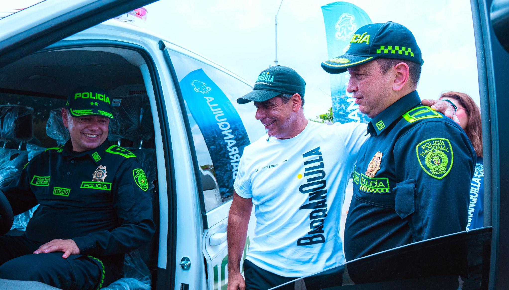 Alcalde Char durante la entrega de los vehículos. 