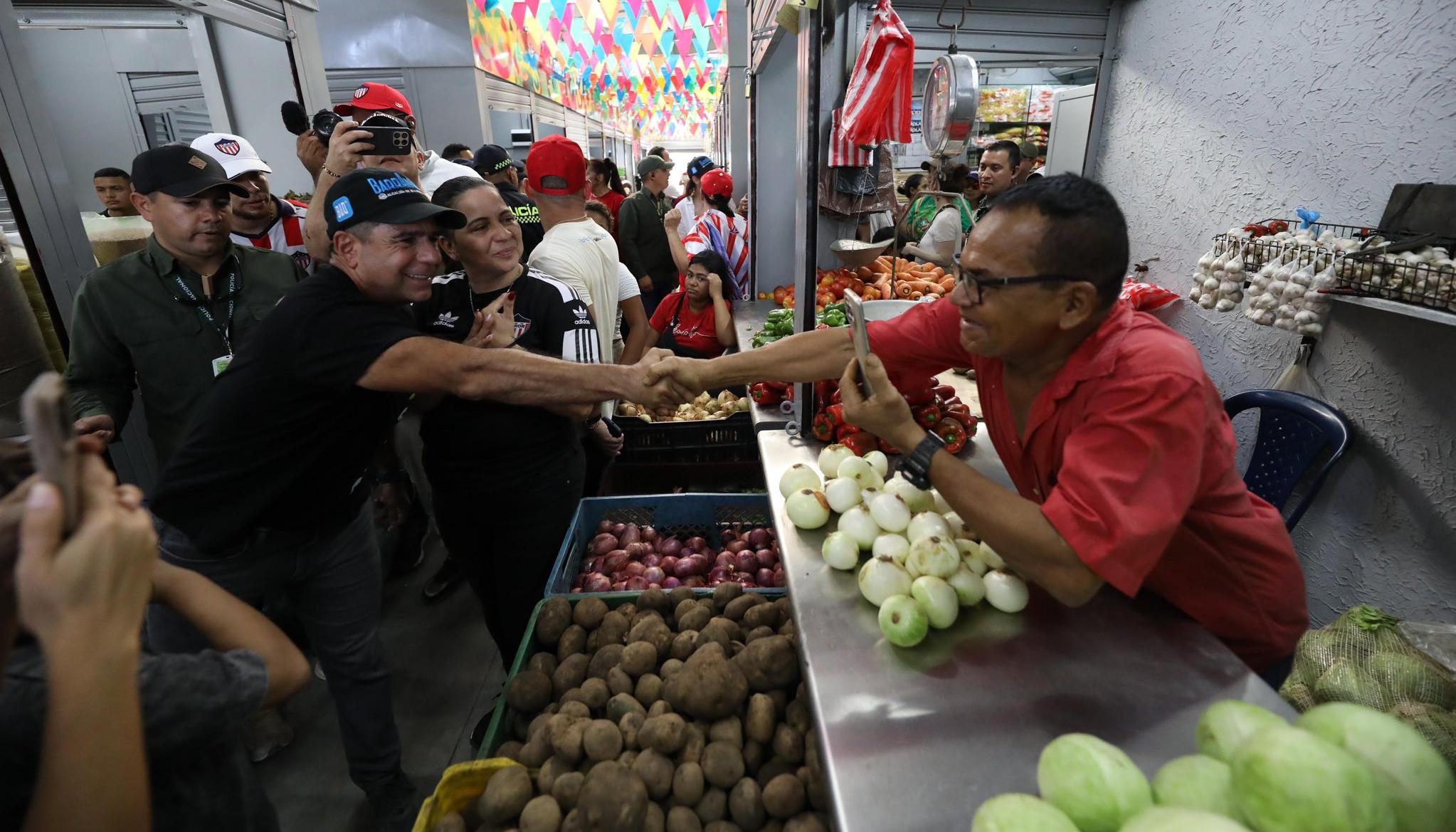 Alcalde Alejandro Char en entrega de fase tres del mercado El Playón.