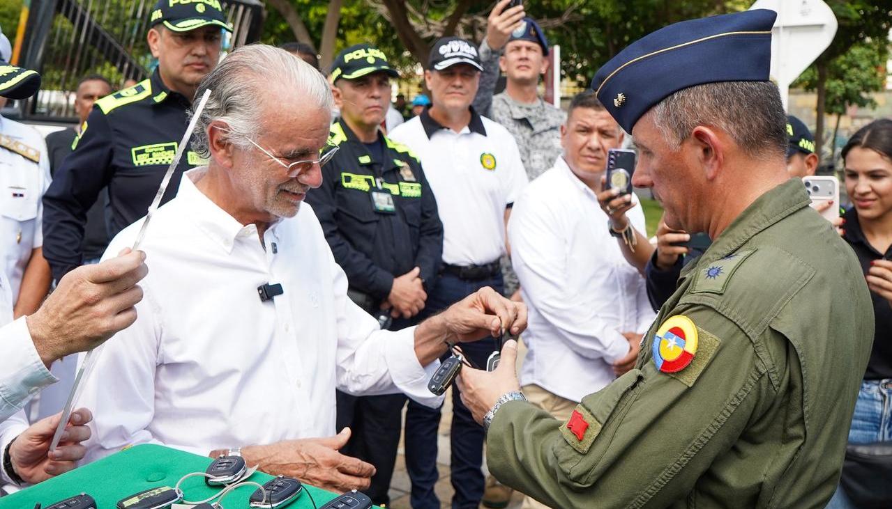 Gobernador Verano entregando llaves de vehículos a la Policía. 