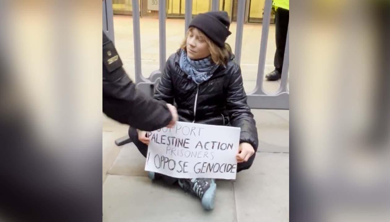 Activista Greta Thunberg al momento de su arresto.