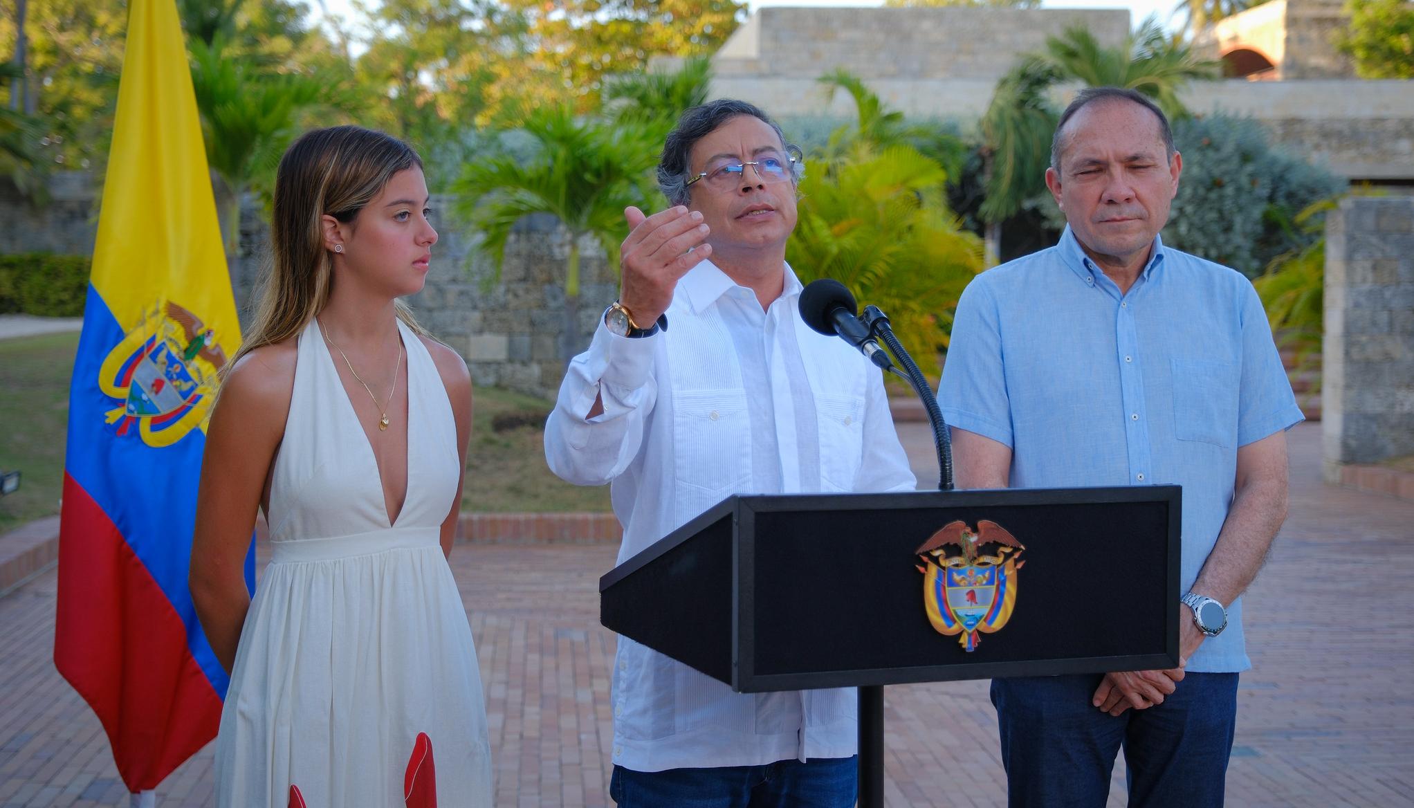 El Presidente Gustavo Petro dando a conocer el salario mínimo del 2026 junto a su hija Antonella y al ministro de Trabajo, Antonio Sanguino. 