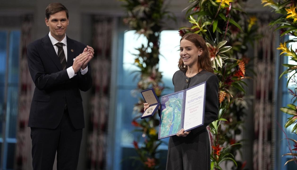 Ana Corina Sosa, hija de María Corina Machado, recibiendo el Premio.