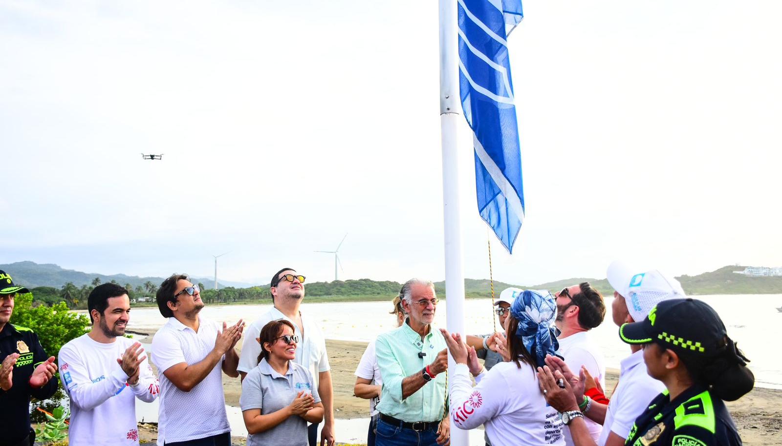 Izada de Bandera Azul en Salinas del Rey.