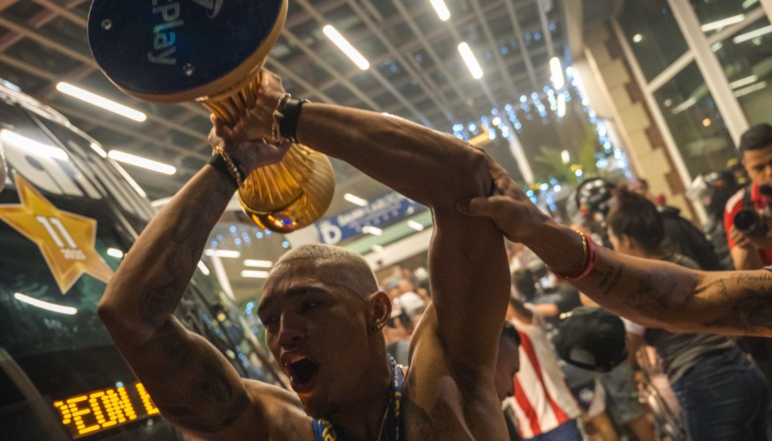 Jermein Peña con el trofeo de campeón.