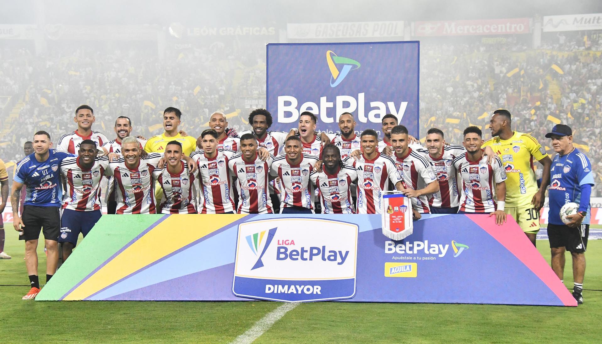 El plantel completo de Junior que se coronó campeón en el estadio Manuel Murillo Toro. 