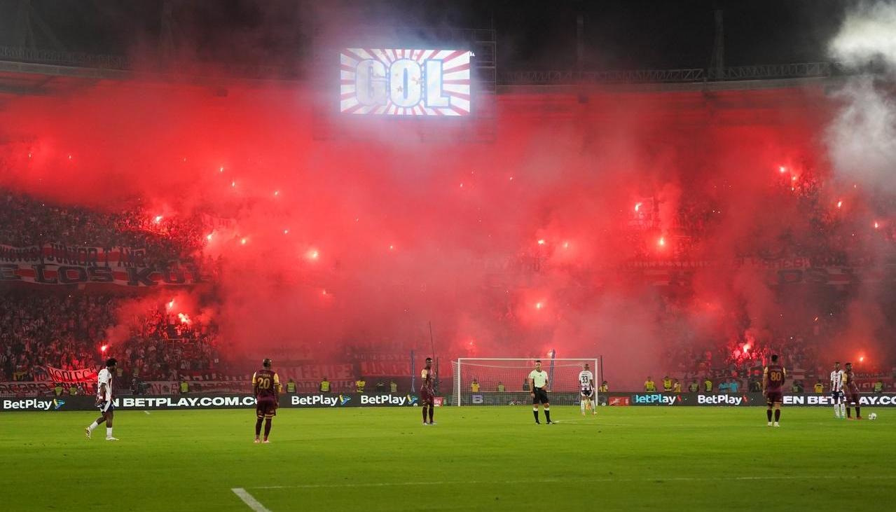 Bengalas durante la final.