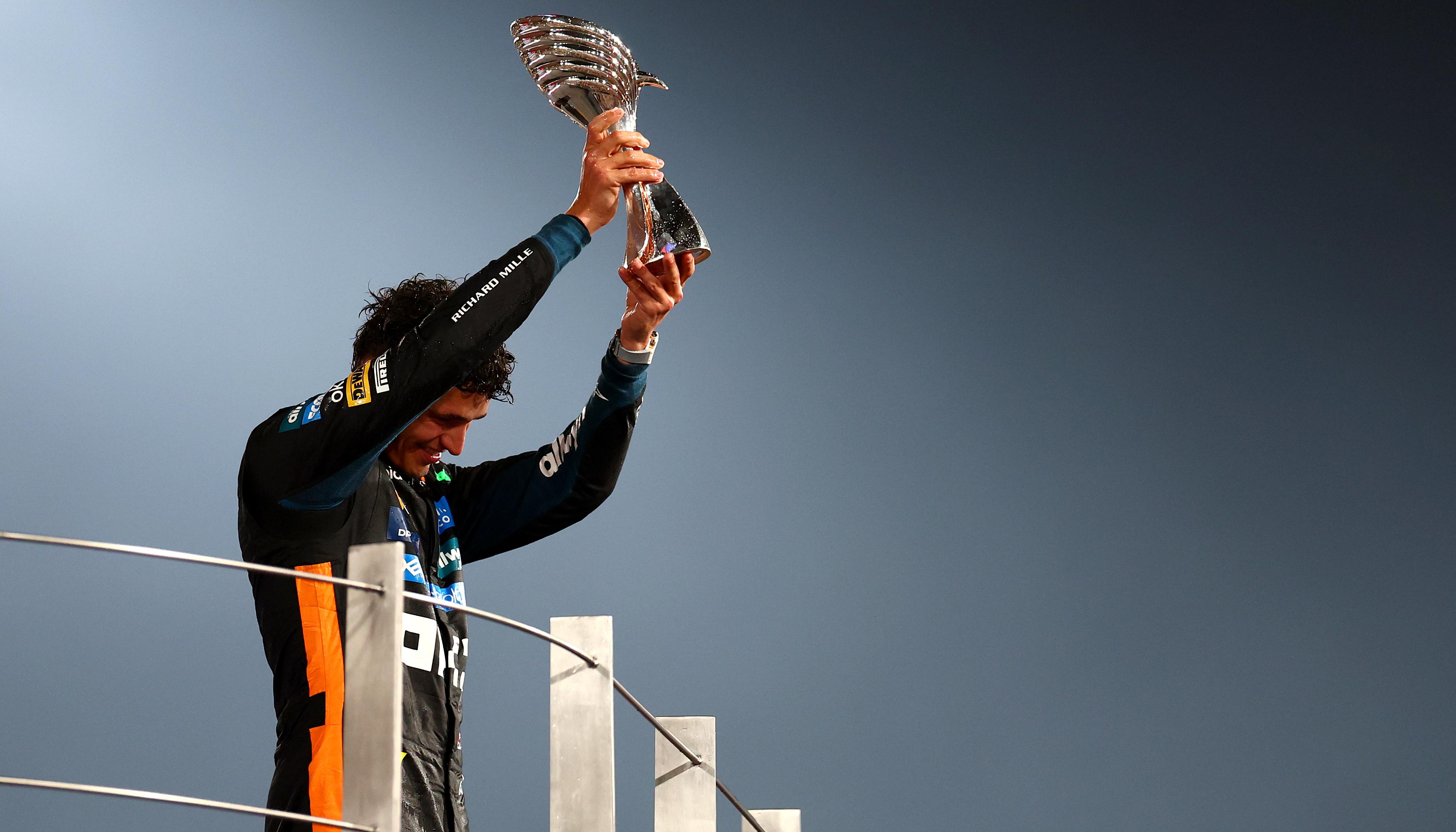 Lando Norris celebrando con el trofeo.