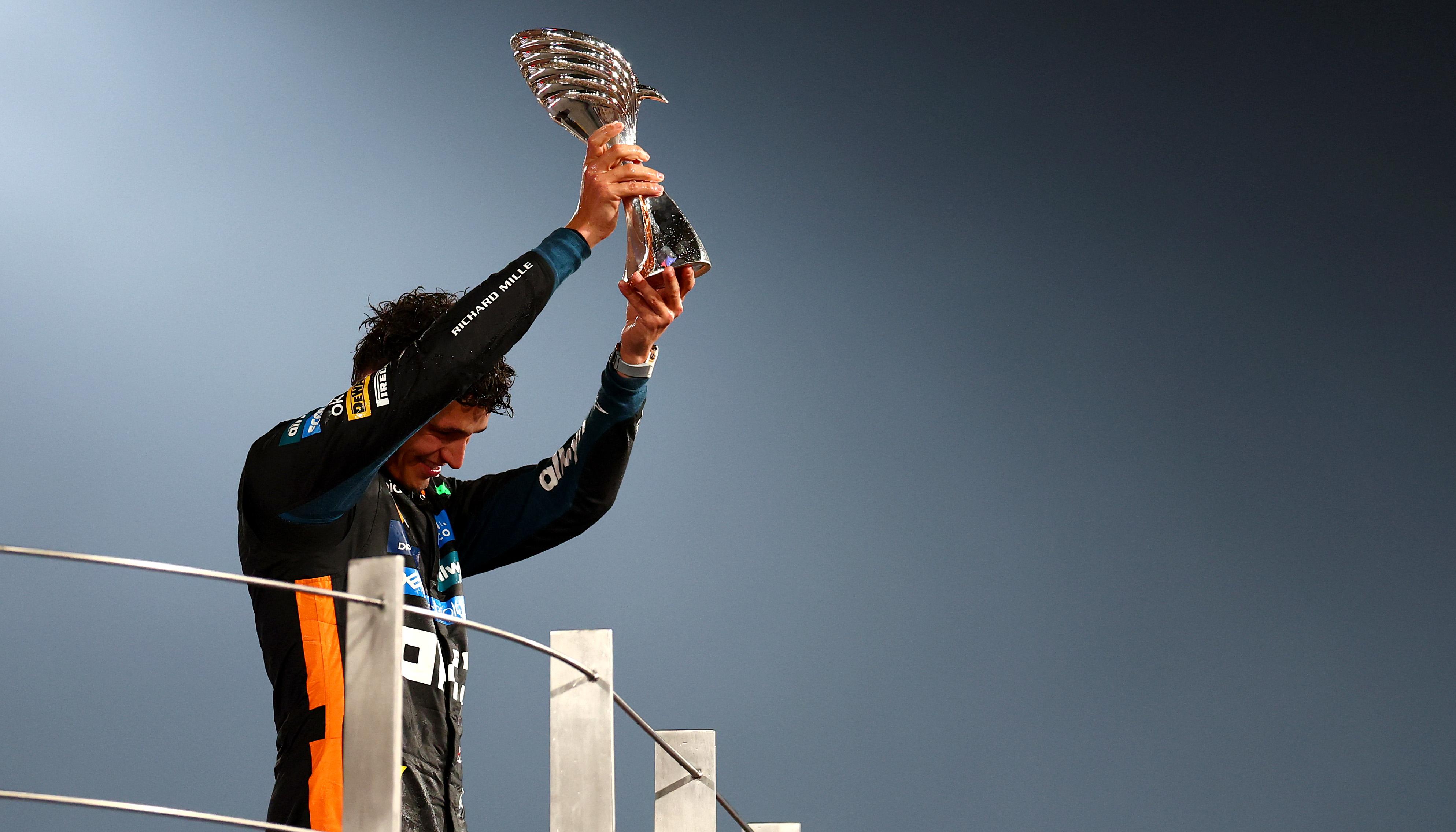 Lando Norris celebrando con el trofeo.