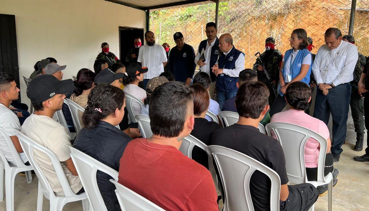 Los liberados por la guerrilla del ELN y la comisión humanitaria. 