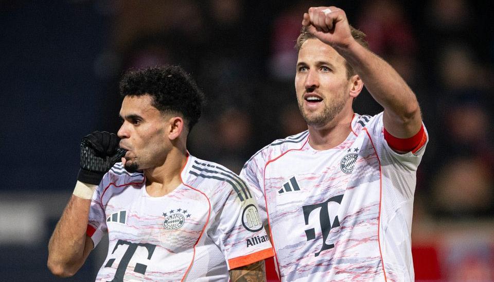 Luis Díaz y Harry Kane en la celebración del gol del guajiro