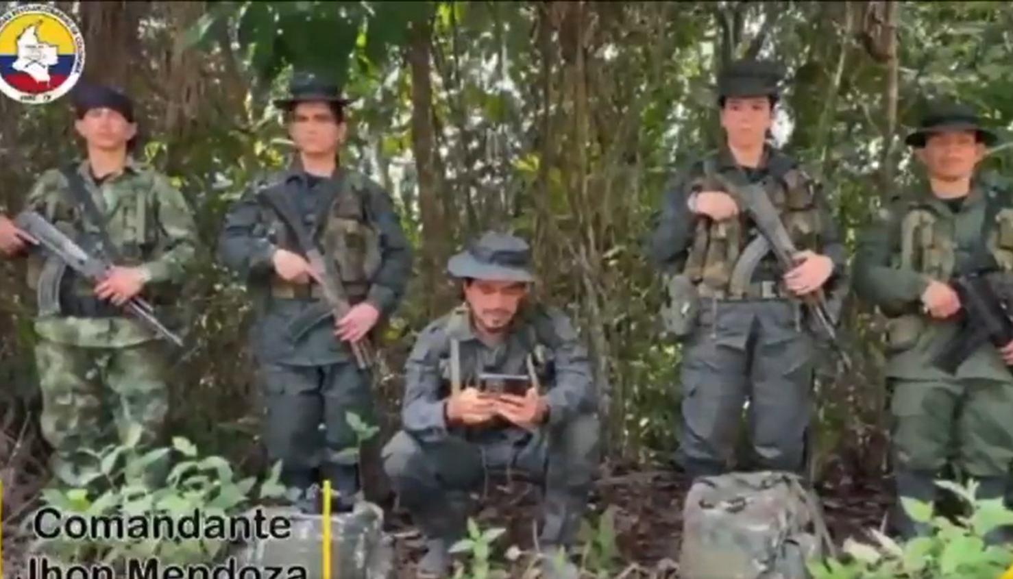 El guerrillero Jhon Mendoza leyó el comunicado.