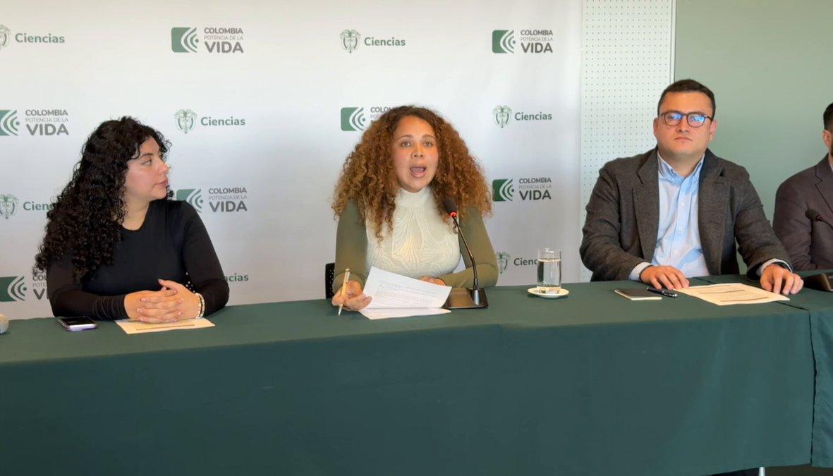 Yesenia Olaya, ministra de Ciencia, Tecnología e Innovación (centro).