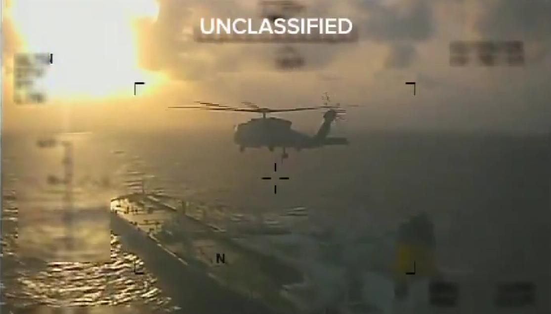 Momento en que fue interceptado el buque petrolero. 