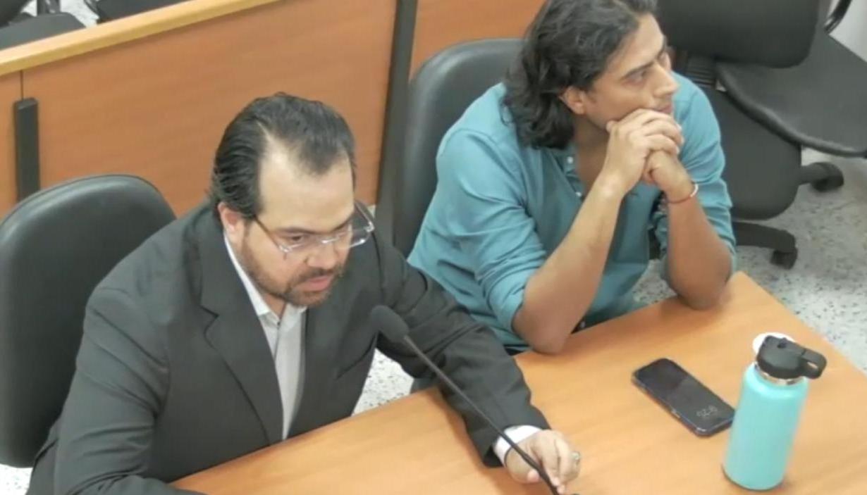 Nicolás Petro con su abogado Alejandro Carranza. 